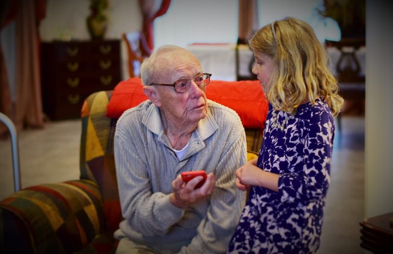 un grand-père parle à sa petite fille après un test ADN durant la retraite